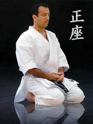 Il Maestro di karate Christian Gonzales y Herrera in kimono nella tradizionale posizione di saluto in saisa (cioè seduto sui talloni): è una delle forme di rispetto giapponesi